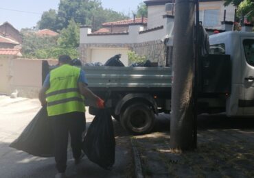 Общински предприятия почистиха зона на Младежкия хълм по сигнал на граждани (СНИМКИ)