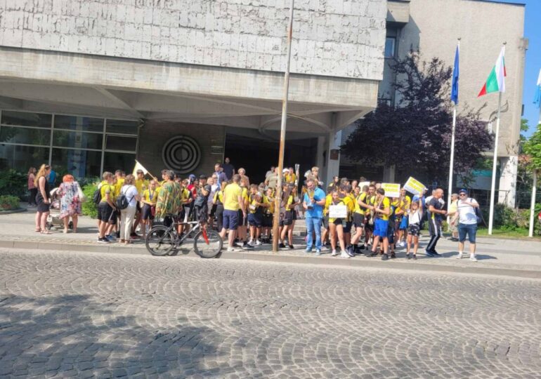 Протест посрещна общинските съветници, кметът оттегли точка от дневния ред (СНИМКИ)