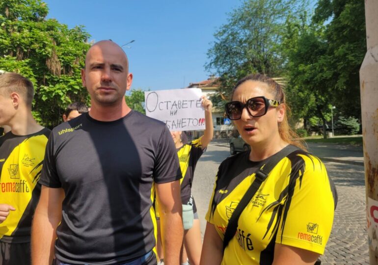 Протест посрещна общинските съветници, кметът оттегли точка от дневния ред (СНИМКИ)