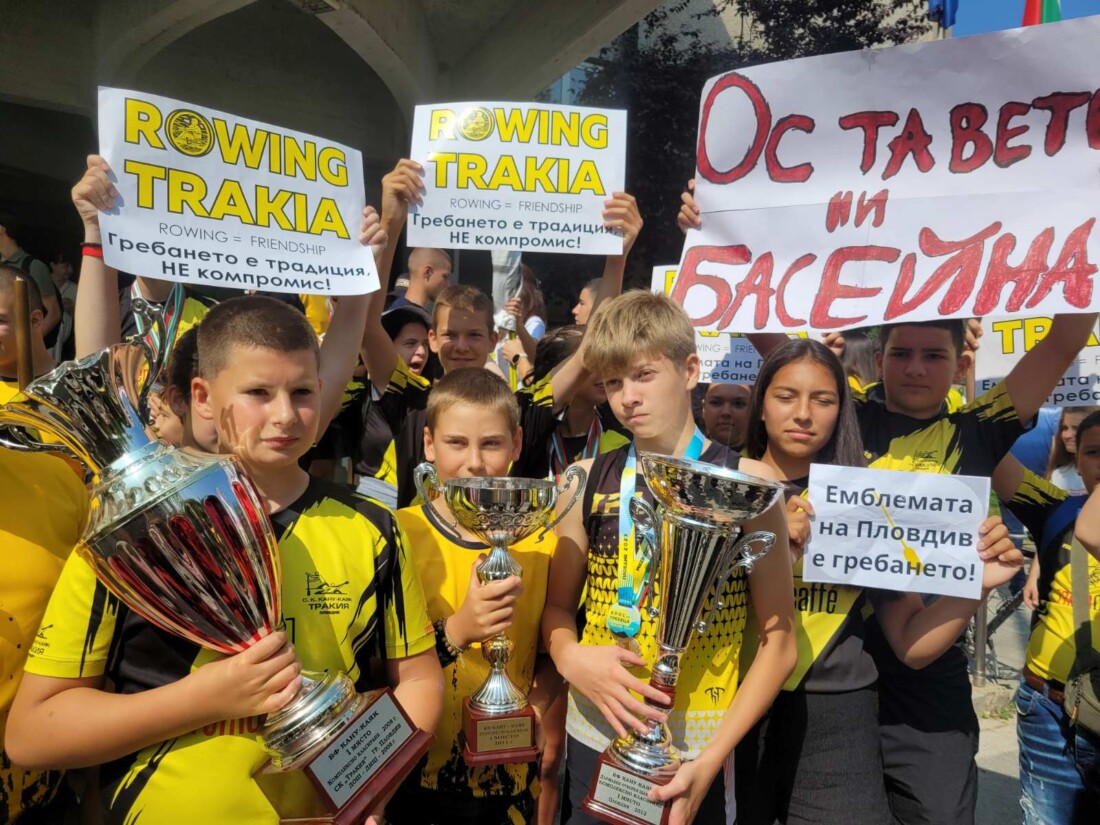 Протест посрещна общинските съветници, кметът оттегли точка от дневния ред (СНИМКИ)
