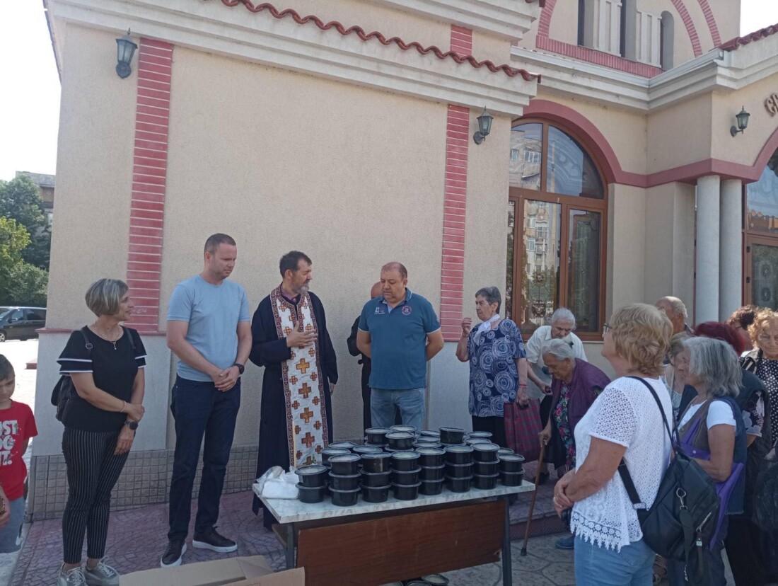 На Петровден: Кметът на район „Тракия“ Георги Гатев даде курбан за здраве (СНИМКИ)