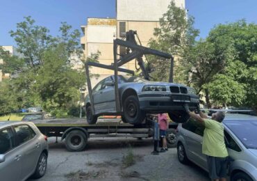 Вдигнаха излезли от употреба автомобили в "Източен" (СНИМКИ)