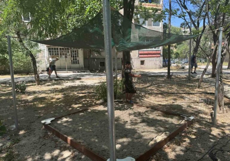 С ограда срещу кучета и котки: Обезопасиха пясъчник в "Източен" (СНИМКИ)