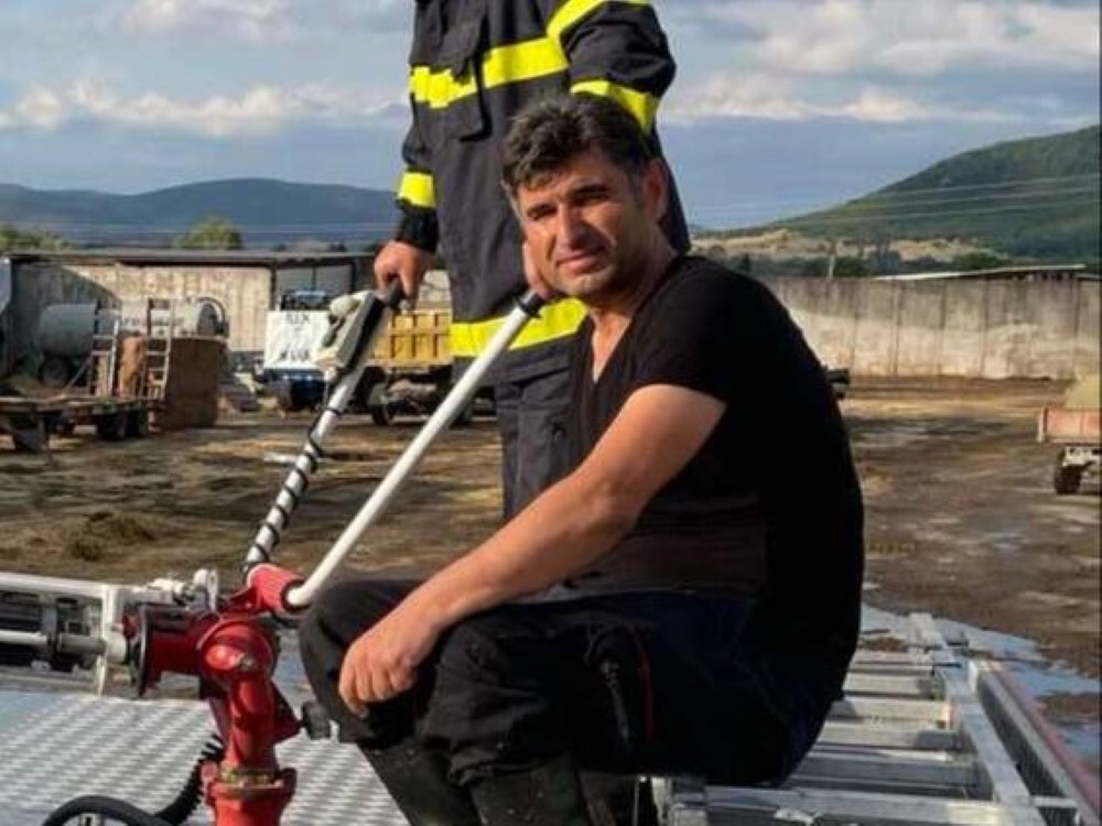 Героизъм на пътя: Огнеборец спря пожар, причинен от хвърлена цигара край Сопот (ВИДЕО)