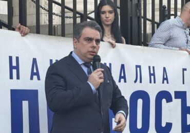 Асен Василев: Върви натиск кметове и общинари на ПП да сменят боята