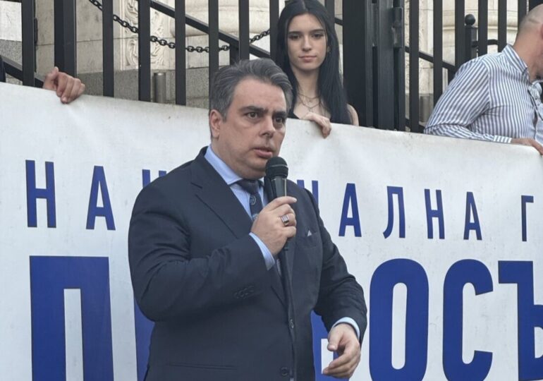 Асен Василев: Върви натиск кметове и общинари на ПП да сменят боята