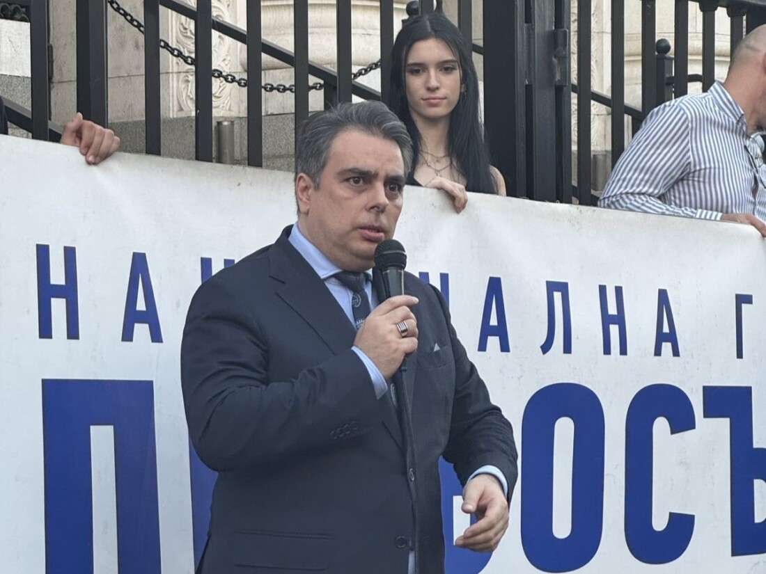 Асен Василев: Върви натиск кметове и общинари на ПП да сменят боята