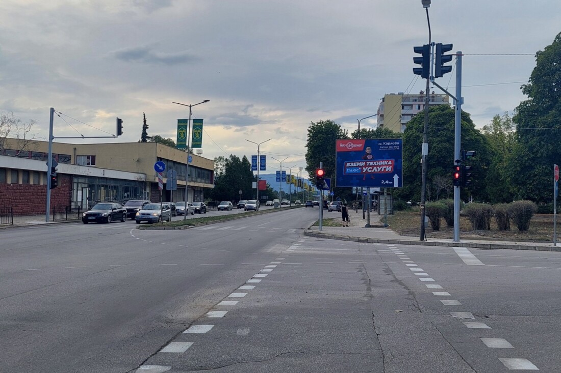 Монтираха светофар на възлово кръстовище в Карлово (СНИМКИ)