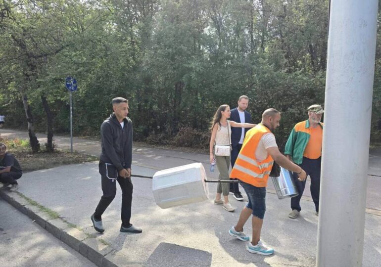 Поставиха нови кошчета за отпадъци в "Тракия" (СНИМКИ)