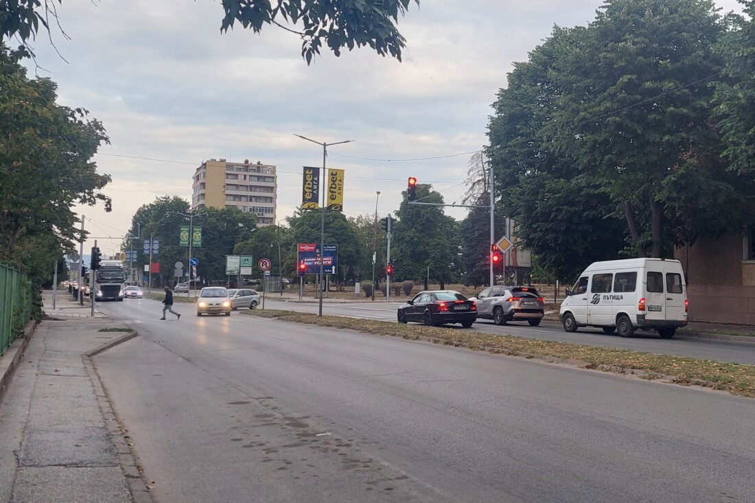 Монтираха светофар на възлово кръстовище в Карлово (СНИМКИ)