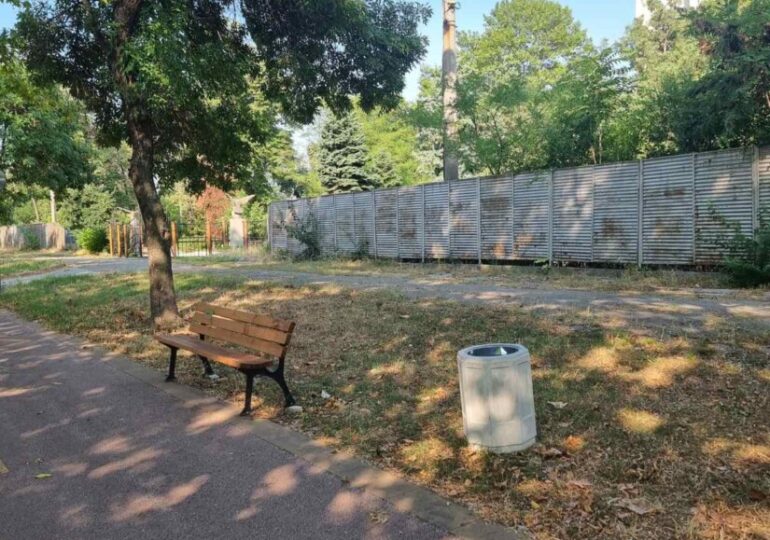 Поставиха нови кошчета за отпадъци в "Тракия" (СНИМКИ)