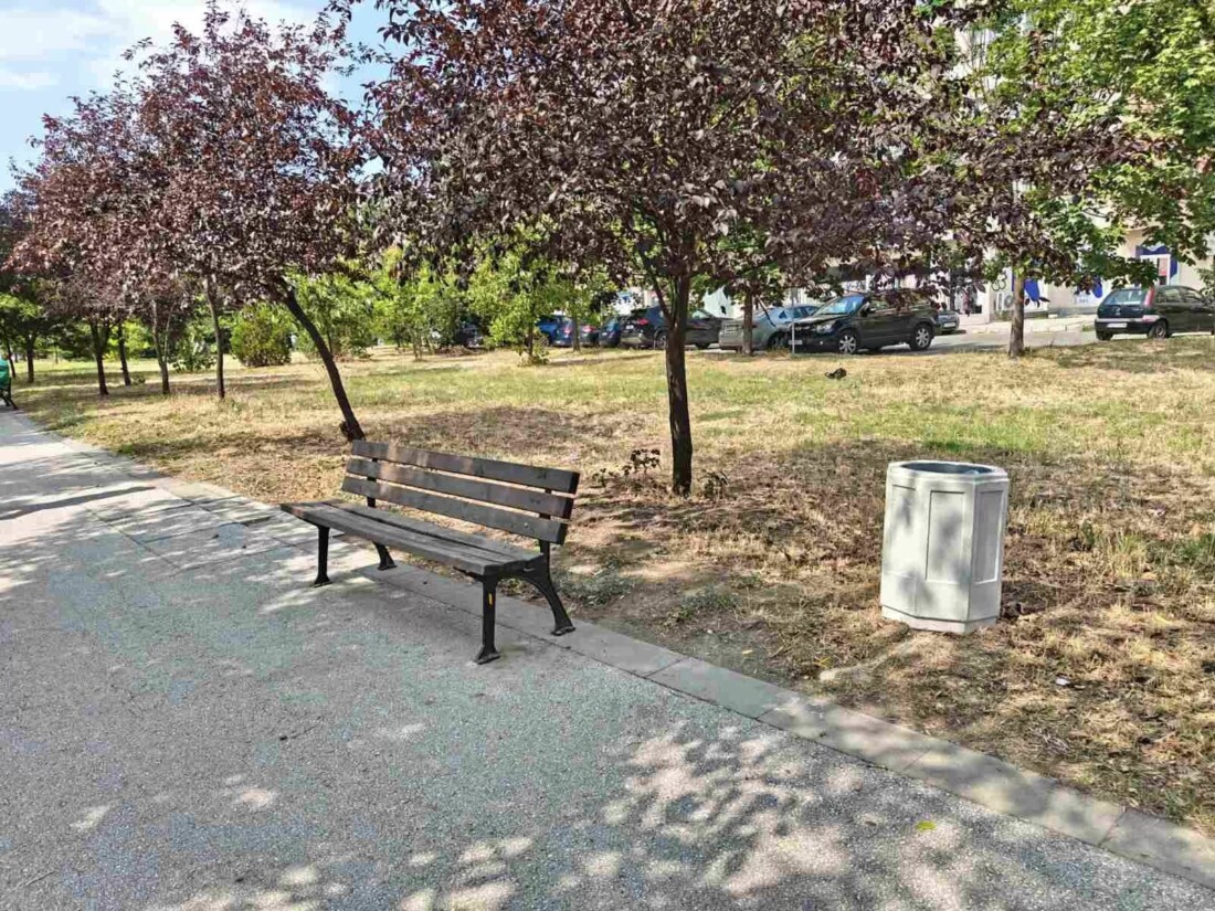 Поставиха нови кошчета за отпадъци в "Тракия" (СНИМКИ)