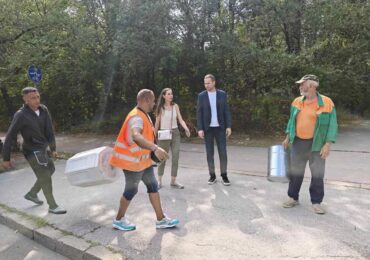 Поставиха нови кошчета за отпадъци в "Тракия" (СНИМКИ)