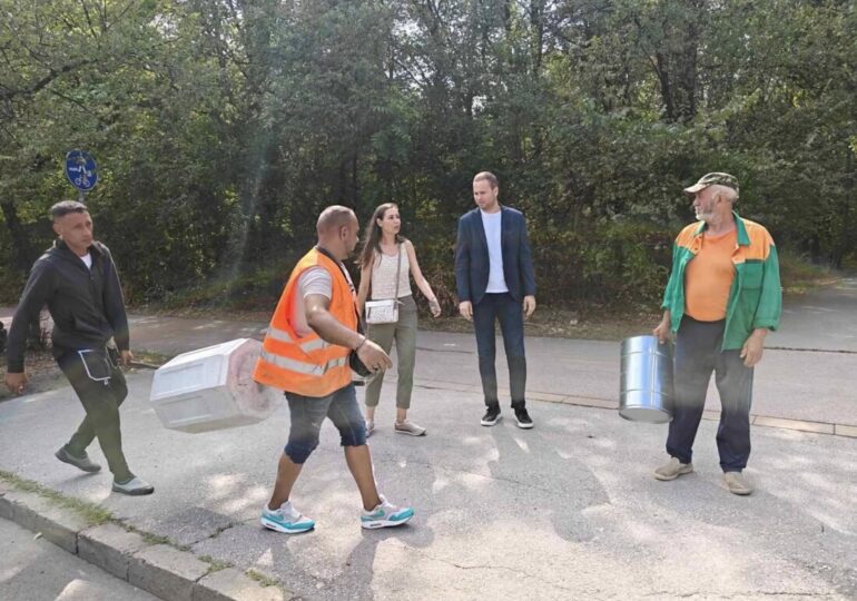 Поставиха нови кошчета за отпадъци в "Тракия" (СНИМКИ)