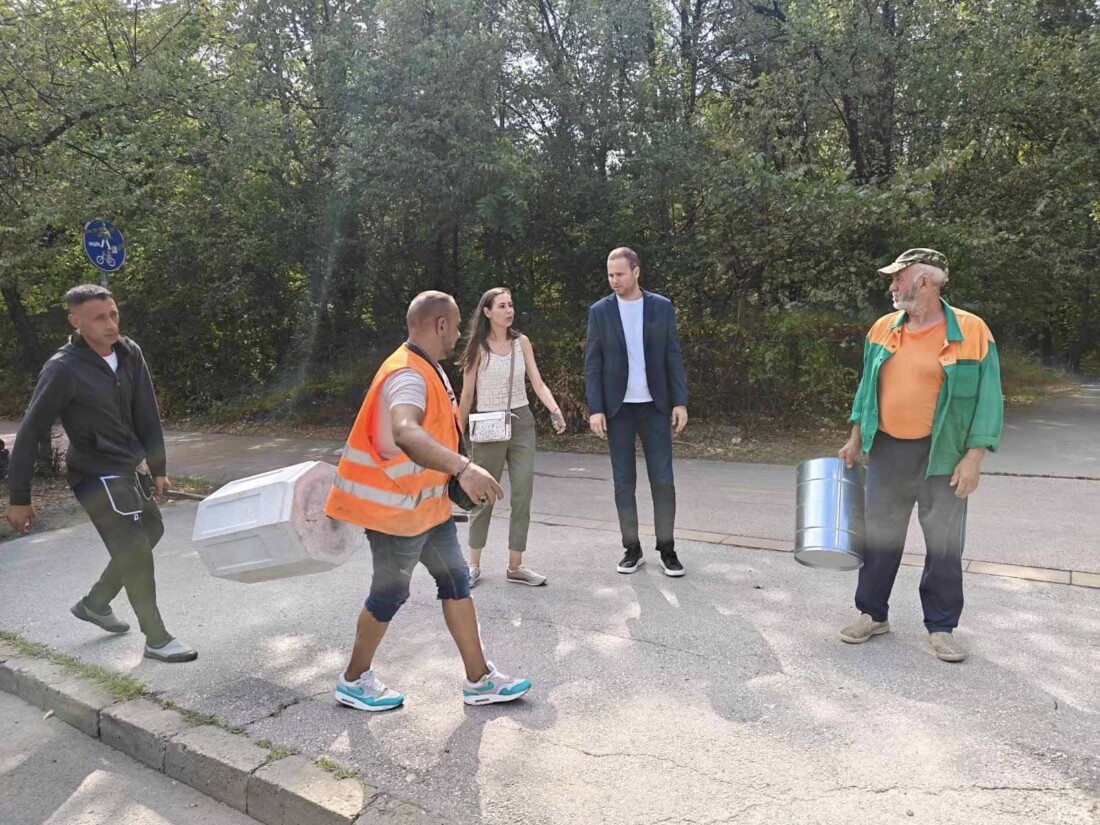 Поставиха нови кошчета за отпадъци в „Тракия“ (СНИМКИ)