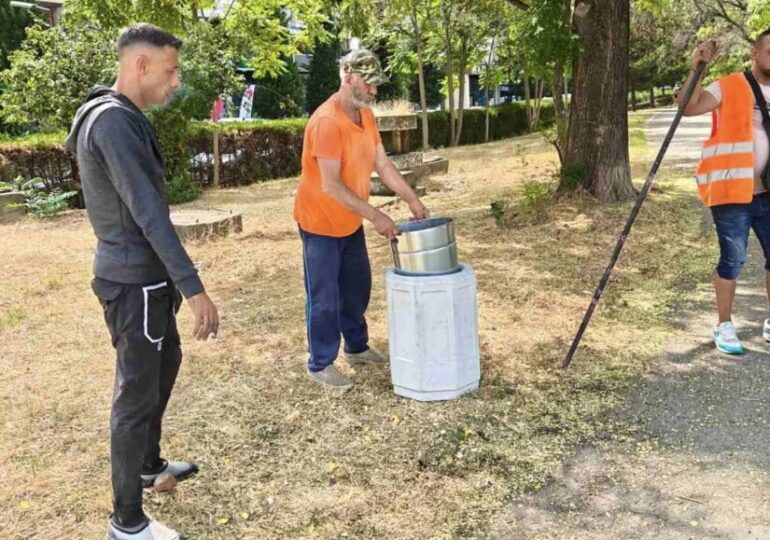 Поставиха нови кошчета за отпадъци в "Тракия" (СНИМКИ)
