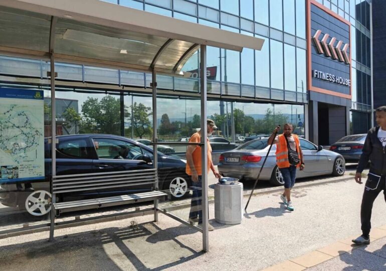 Поставиха нови кошчета за отпадъци в "Тракия" (СНИМКИ)