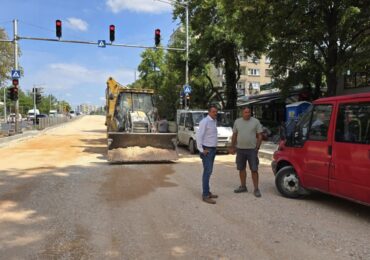 Кметът на "Централен" с подробности за ремонта на бул. "Васил Априлов" (СНИМКИ)