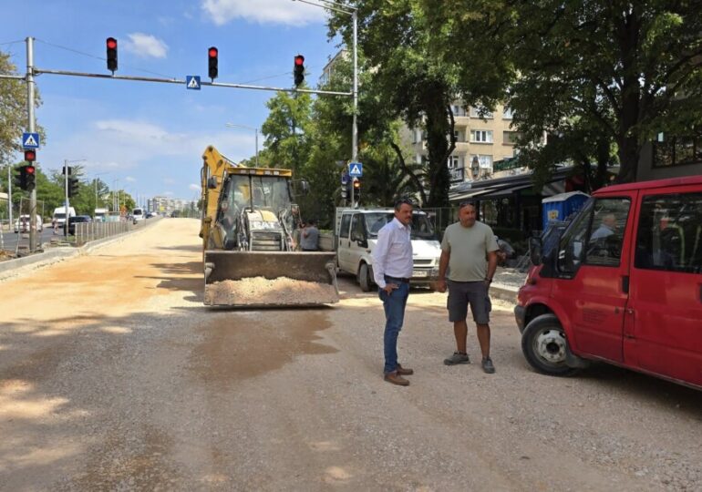 Кметът на "Централен" с подробности за ремонта на бул. "Васил Априлов" (СНИМКИ)