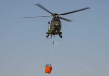 И днес военни хеликоптери гасят пожара в Пирин (СНИМКИ)