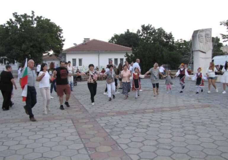 С дърво на фамилиите и красиви танци: Трилистник отбеляза своя празник (СНИМКИ)