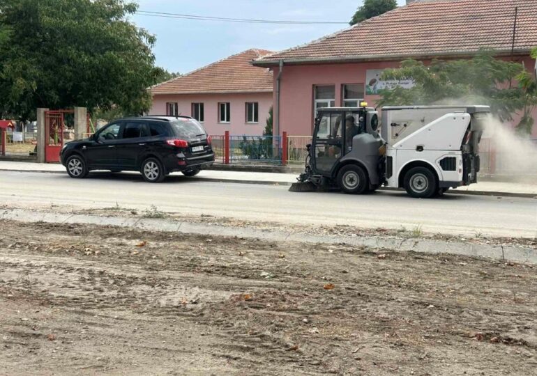 Добрият пример: Кметът на Ръжево Конаре показа нагледно как се чистят улиците (СНИМКИ)