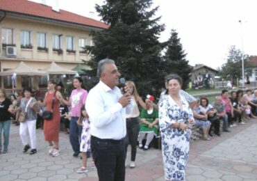С дърво на фамилиите и красиви танци: Трилистник отбеляза своя празник (СНИМКИ)
