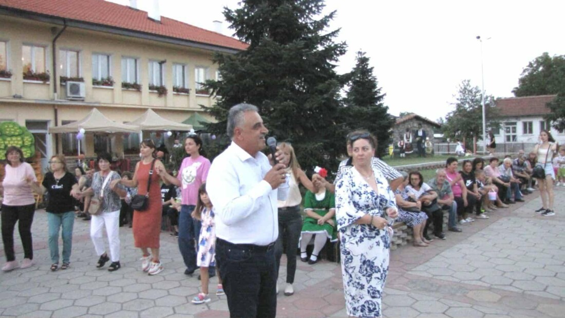 С дърво на фамилиите и красиви танци: Трилистник отбеляза своя празник (СНИМКИ)