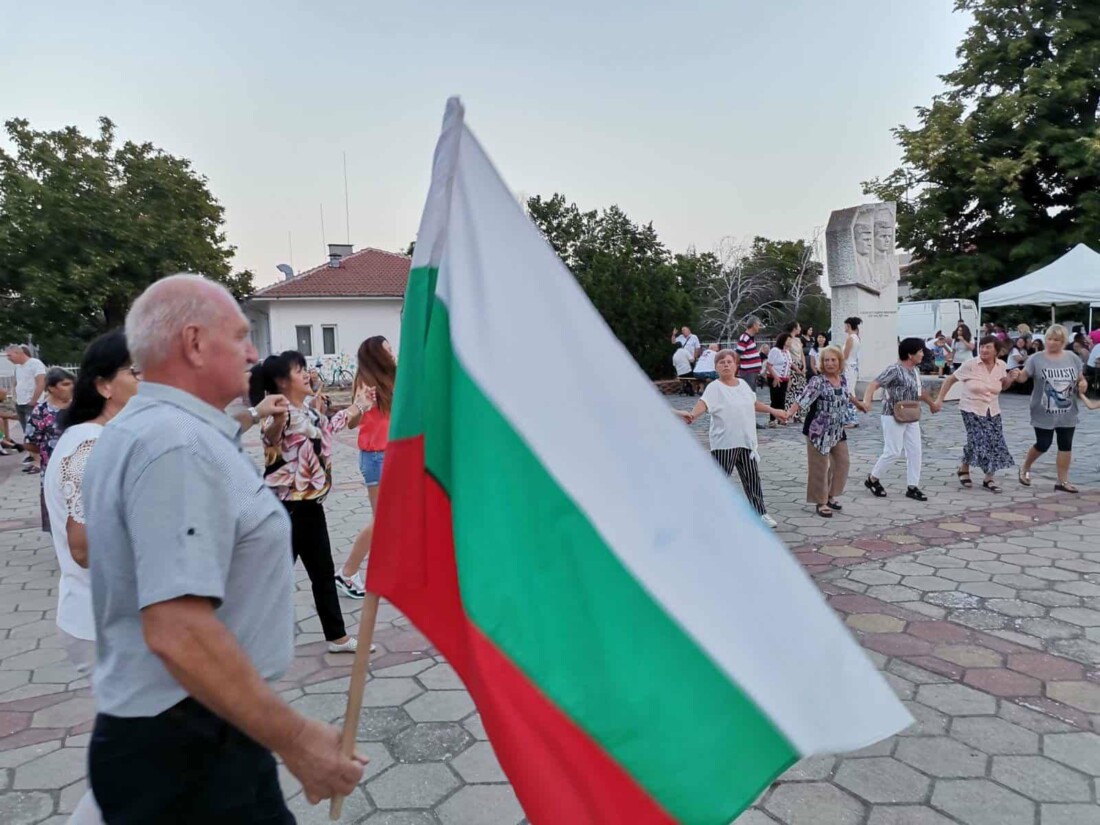 С дърво на фамилиите и красиви танци: Трилистник отбеляза своя празник (СНИМКИ)
