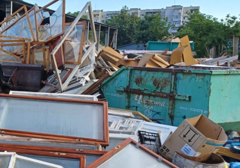 Поставят контейнери за строителни отпадъци в квартали на Хисаря