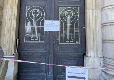 Реставрират входната врата на сградата на Община Пловдив, промяна в достъпа