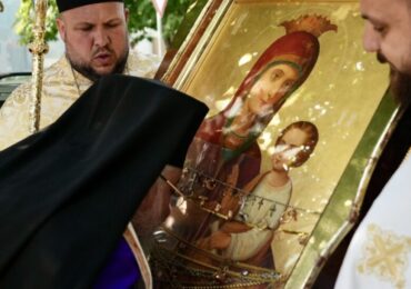 В Казанлък посрещнаха чудотворната икона на Пресвета Богородица Скоропослушница