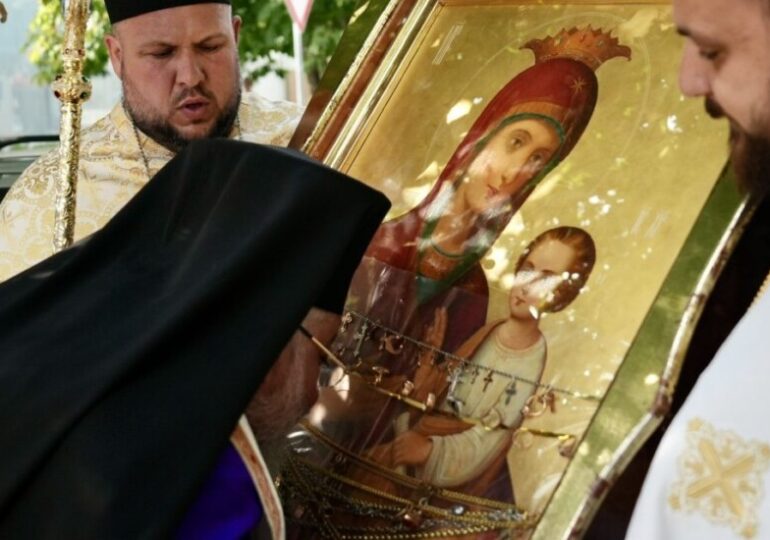 В Казанлък посрещнаха чудотворната икона на Пресвета Богородица Скоропослушница
