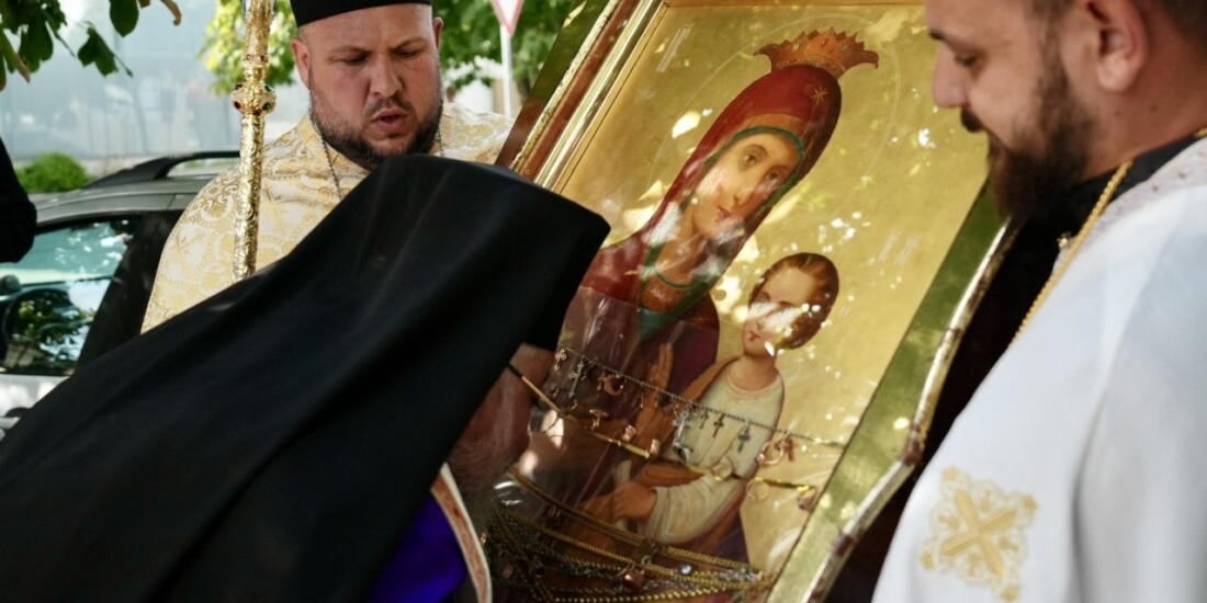 В Казанлък посрещнаха чудотворната икона на Пресвета Богородица Скоропослушница