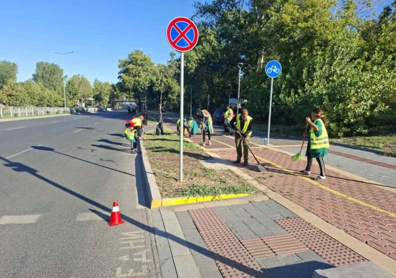 ОП „Чистота“ направи мащабно почистване на входно-изходните артерии и спирките (СНИМКИ)