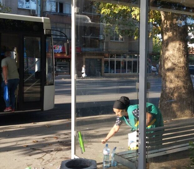 ОП „Чистота“ направи мащабно почистване на входно-изходните артерии и спирките (СНИМКИ)