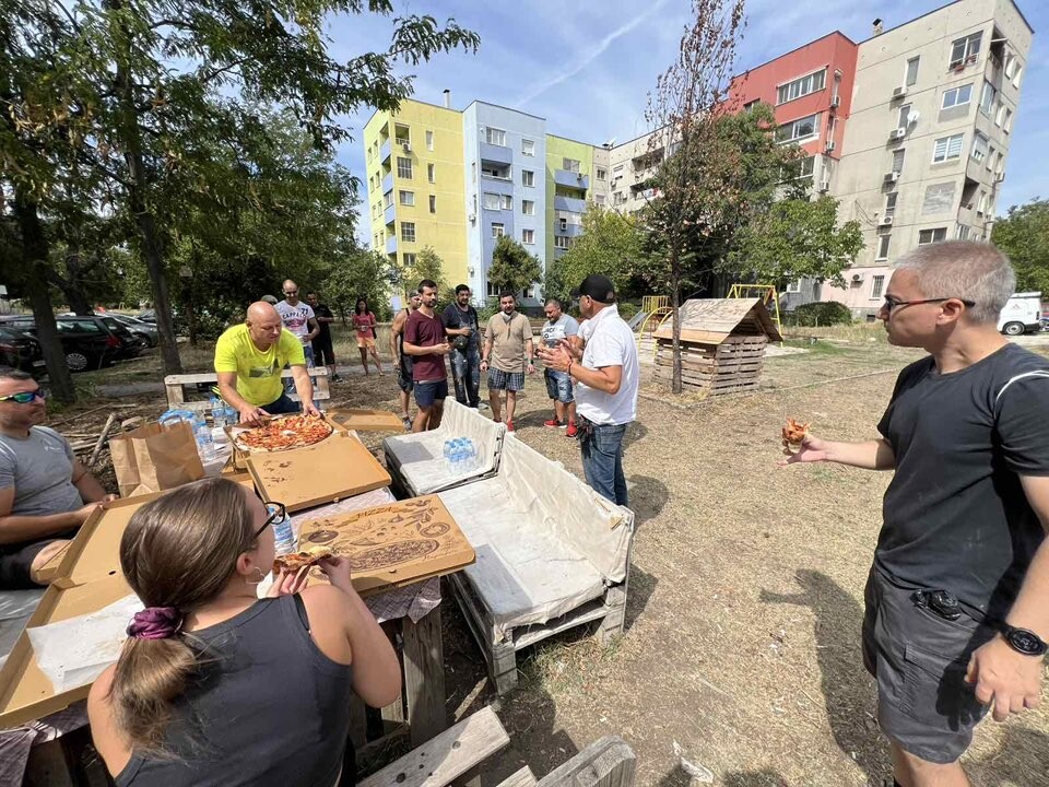 "Има светлина": Кметът Костадин Димитров и доброволци помагат за възстановяването на опожарен апартамент в "Тракия" (СНИМКИ)