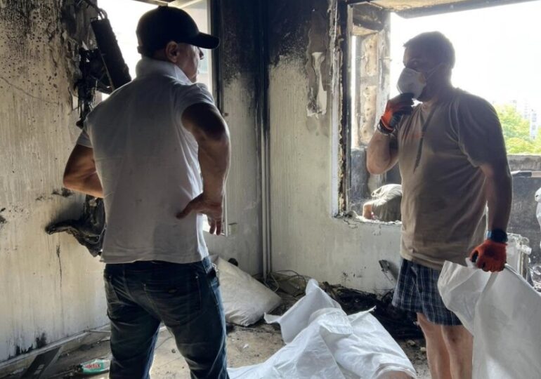 "Има светлина": Кметът Костадин Димитров и доброволци помагат за възстановяването на опожарен апартамент в "Тракия" (СНИМКИ)