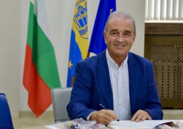 "Учете, мечтайте и вярвайте в себе си": Д-р Христо Грудев с послание към първокласниците в Асеновград