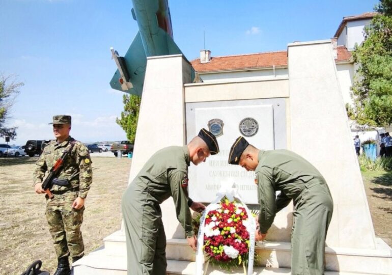 ВВС отбелязаха годишнината от трагичната загуба на летците-пилоти подполк. Петко Димитров и кап. Венцислав Дункин (СНИМКИ)