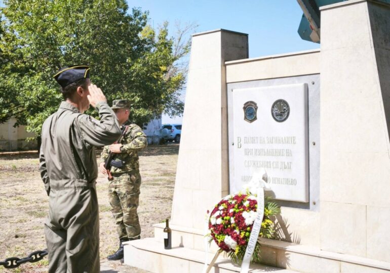 ВВС отбелязаха годишнината от трагичната загуба на летците-пилоти подполк. Петко Димитров и кап. Венцислав Дункин (СНИМКИ)