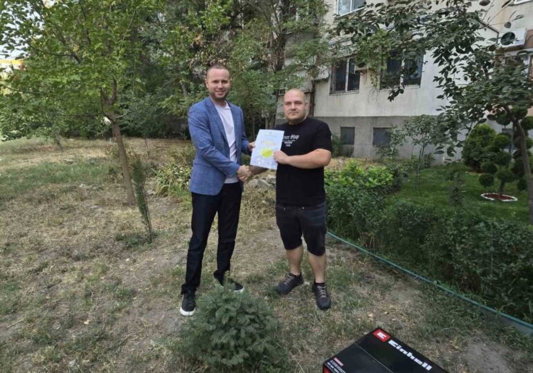 Кметът на „Тракия“ награди победителя в конкурса „Цветен кът“ (СНИМКИ)