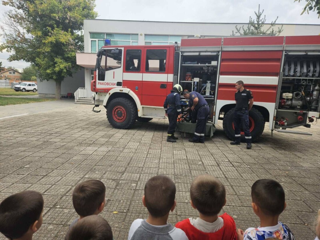 Огнеборци от РСПБЗН – Раковски проведоха занятие с децата от местната детска градина (СНИМКИ)