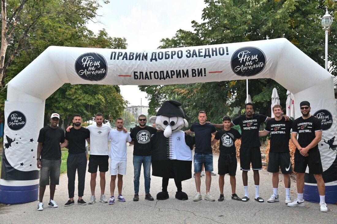 Футболисти, баскетболисти и фенове на Локомотив Пловдив се включиха в „Нощ на ангелите“ (СНИМКИ)