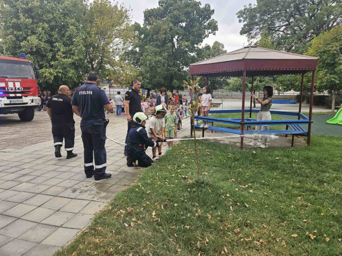 Огнеборци от РСПБЗН – Раковски проведоха занятие с децата от местната детска градина (СНИМКИ)