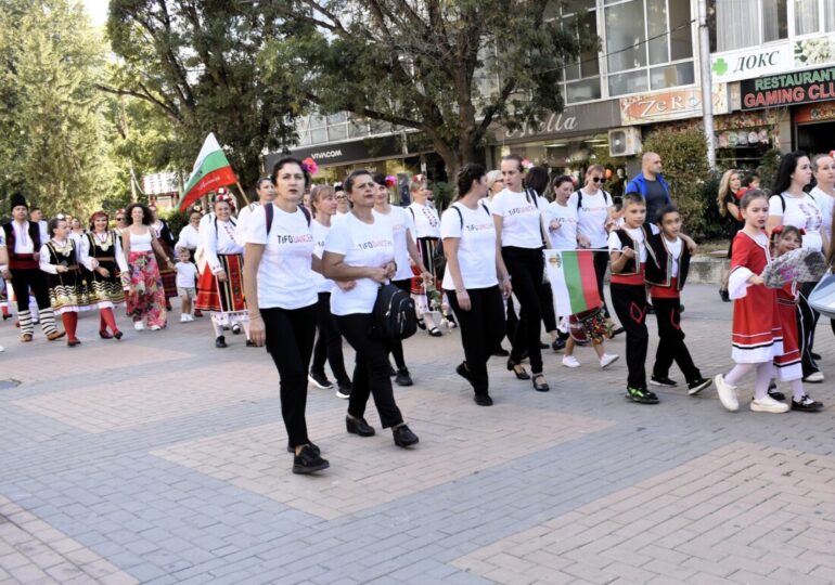 "Маврудово хоро" събра стотици почитатели на фолклора в Асеновград (ГАЛЕРИЯ)