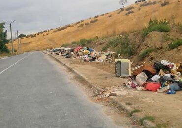 Почистиха огромно количество отпадъци, изхвърлени край улица в Асеновград (СНИМКИ)