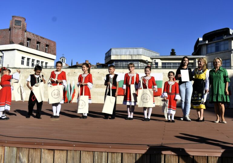 "Маврудово хоро" събра стотици почитатели на фолклора в Асеновград (ГАЛЕРИЯ)