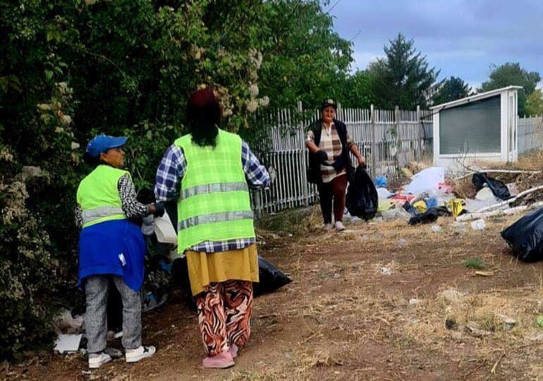 Почистиха огромно количество отпадъци, изхвърлени край улица в Асеновград (СНИМКИ)