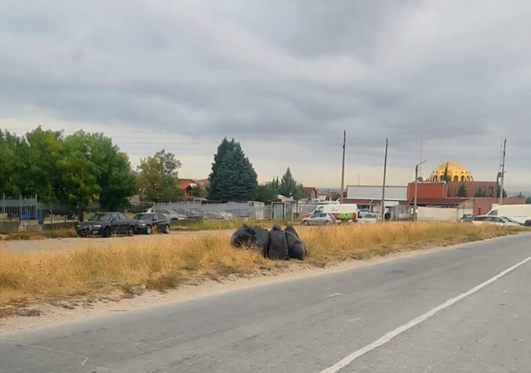 Почистиха огромно количество отпадъци, изхвърлени край улица в Асеновград (СНИМКИ)